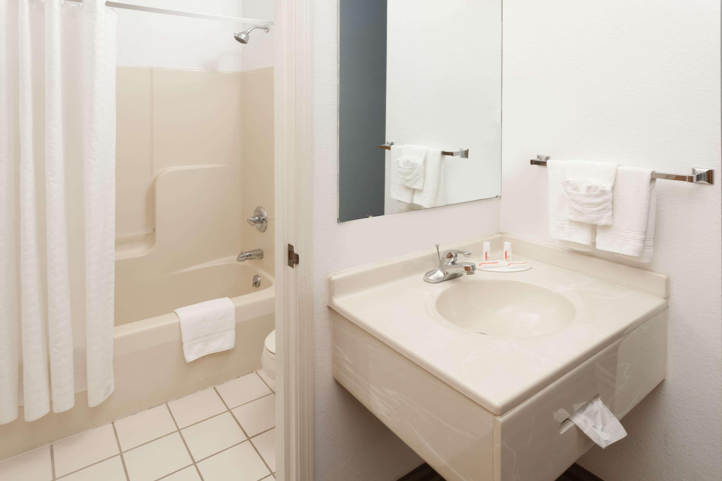 Super 8 By Wyndham Huntington Hotel Ngoại thất bức ảnh