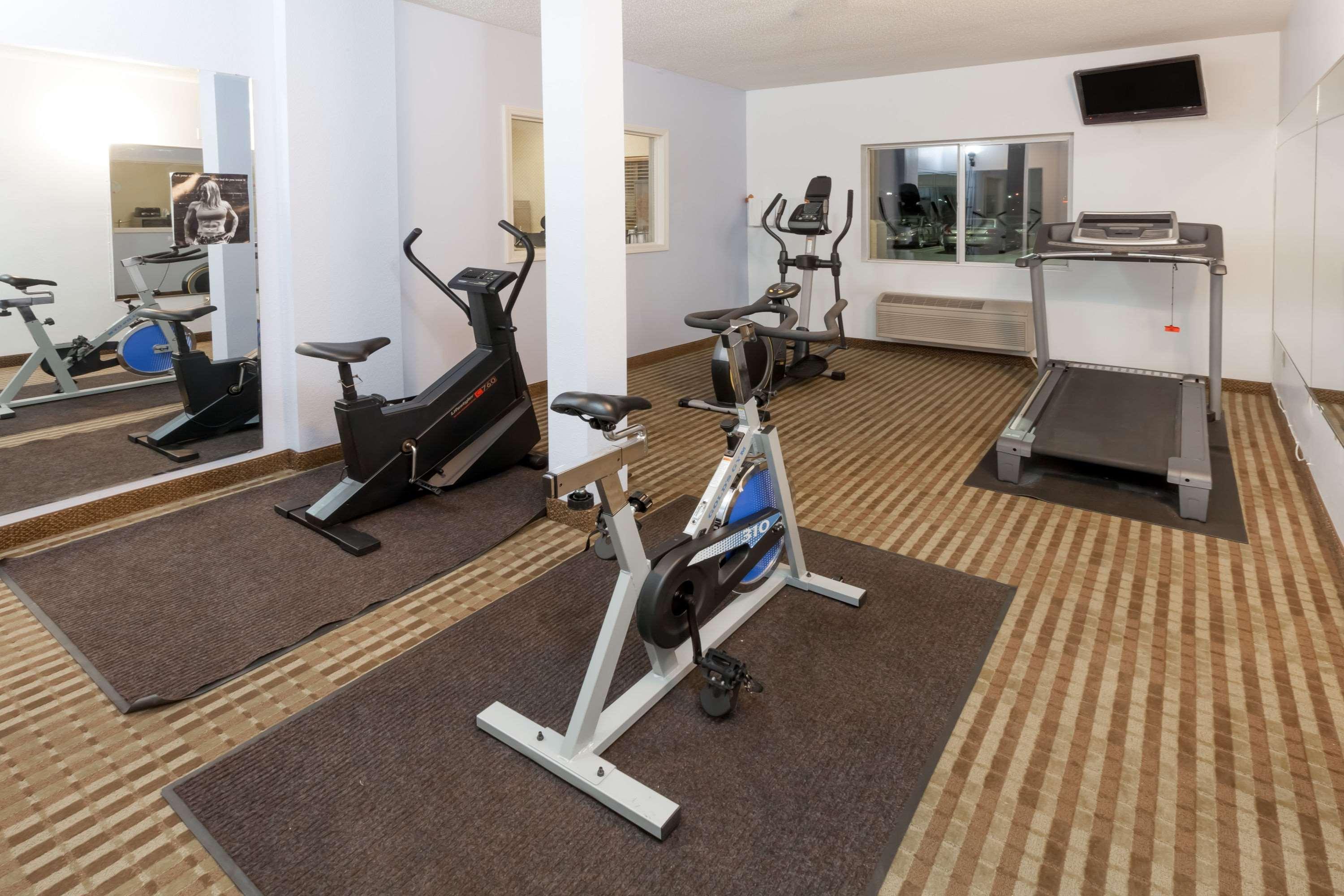 Super 8 By Wyndham Huntington Hotel Ngoại thất bức ảnh