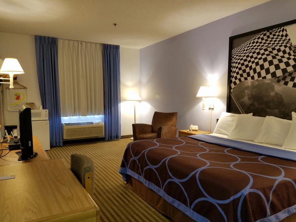 Super 8 By Wyndham Huntington Hotel Ngoại thất bức ảnh