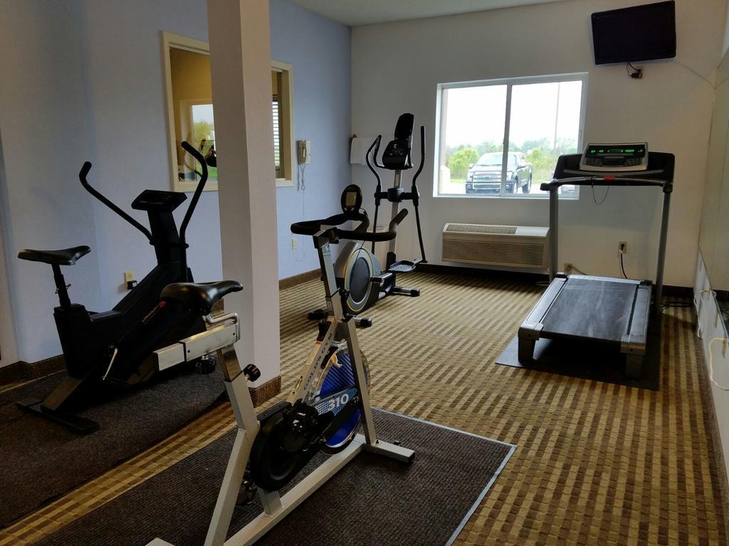 Super 8 By Wyndham Huntington Hotel Ngoại thất bức ảnh