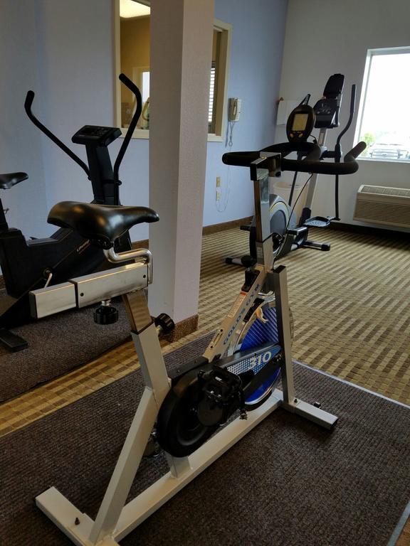 Super 8 By Wyndham Huntington Hotel Ngoại thất bức ảnh