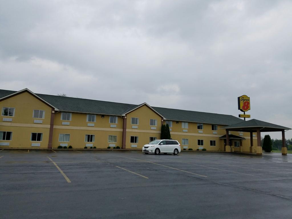 Super 8 By Wyndham Huntington Hotel Ngoại thất bức ảnh