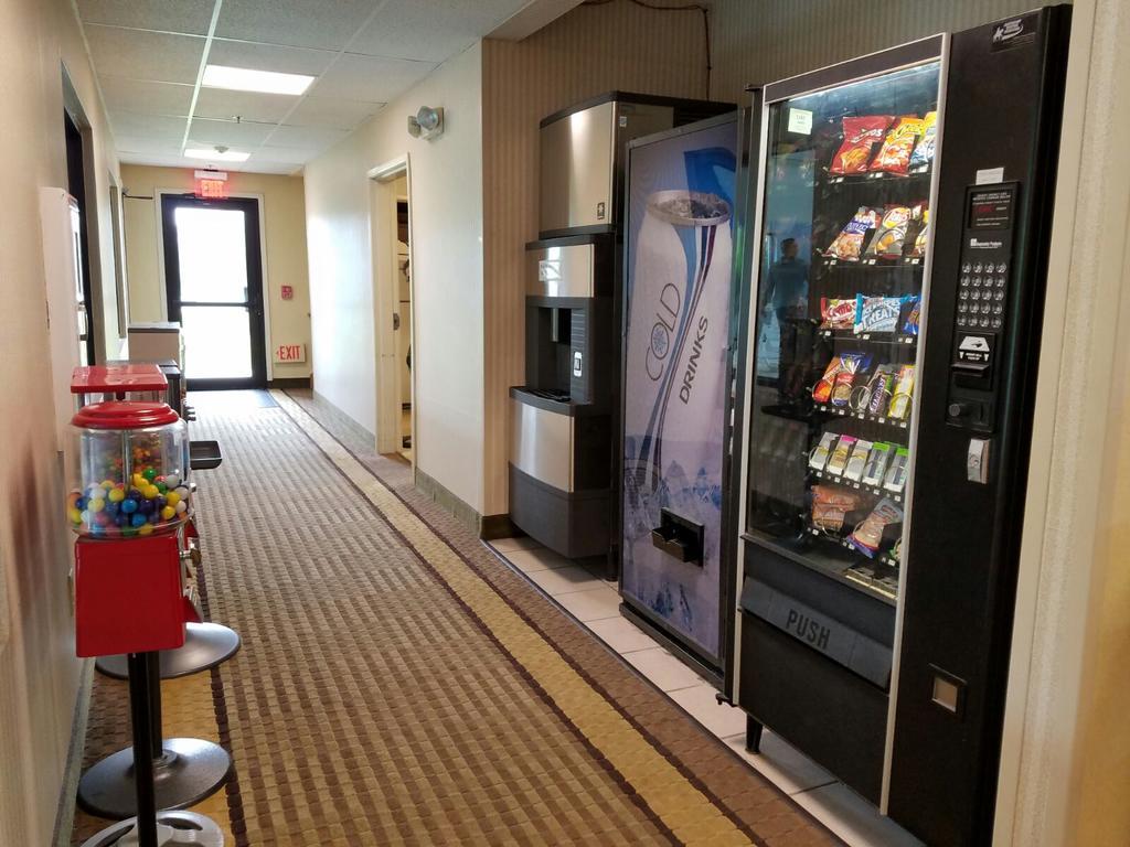 Super 8 By Wyndham Huntington Hotel Ngoại thất bức ảnh